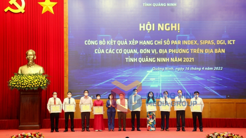 Đồng chí Trịnh Thị Minh Thanh, Phó Bí thư Tỉnh ủy, trao Bằng khen của UBND tỉnh cho các tập thể có thành tích xuất sắc trong việc nâng cao chỉ số CCHC năm 2021 (4-2022). Ảnh: Minh Hà