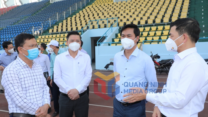 Chủ tịch UBND tỉnh kiểm tra công tác chuẩn bị tại sân vận động Cẩm Phả (4-2022). Ảnh: Đỗ Phương