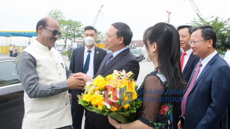 Đồng chí Nguyễn Xuân Ký, Bí thư Tỉnh ủy, Chủ tịch HĐND tỉnh, chào mừng ông Om Birla, Chủ tịch Hạ Viện Ấn Độ, đến thăm tỉnh Quảng Ninh (4-2022). Ảnh: Thu Chung