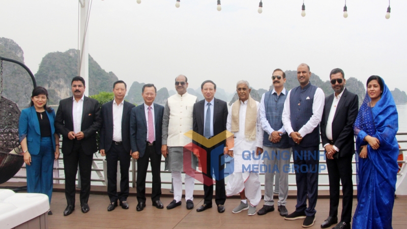 Chủ tịch Hạ viện Ấn Độ và Đoàn Đại biểu Nghị viện Ấn Độ chụp ảnh lưu niệm với lãnh đạo tỉnh Quảng Ninh (4-2022). Ảnh: Thu Chung