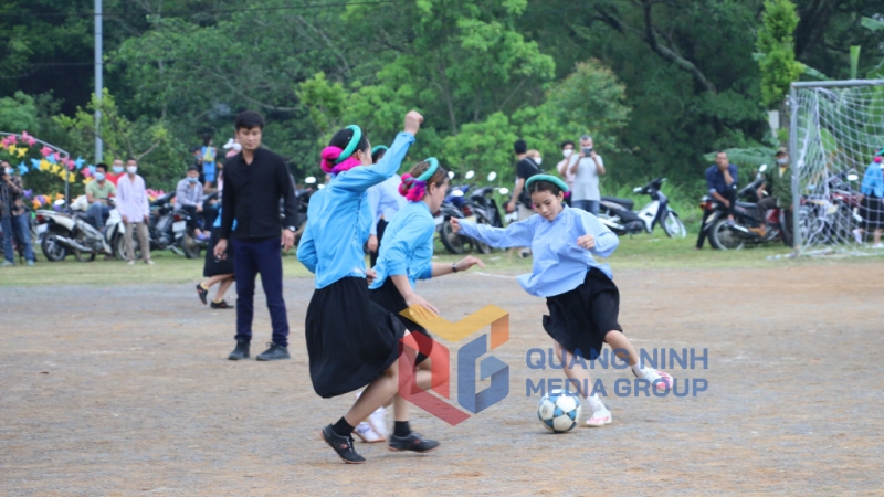 Bóng đá nữ Sán Chỉ của xã Húc Động, huyện Bình Liêu tại lễ hội Soóng Cọ năm 2022 (4-2022). Ảnh: Nguyễn Dung