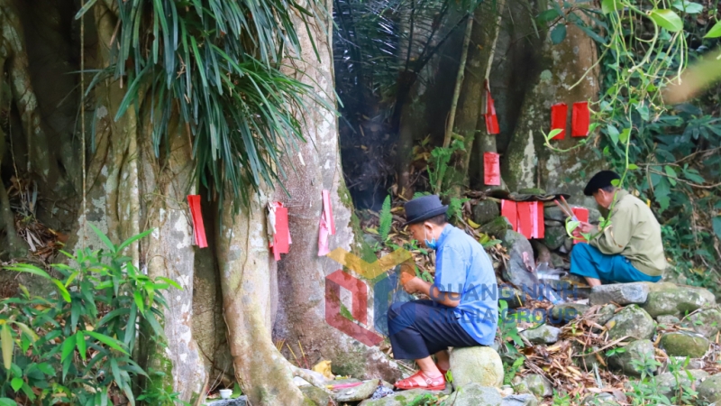 Các thầy cúng thực hiện nghi lễ cầu may của người Sán Chỉ tại lễ hội Soóng Cọ năm 2022 (4-2022). Ảnh: Nguyễn Dung