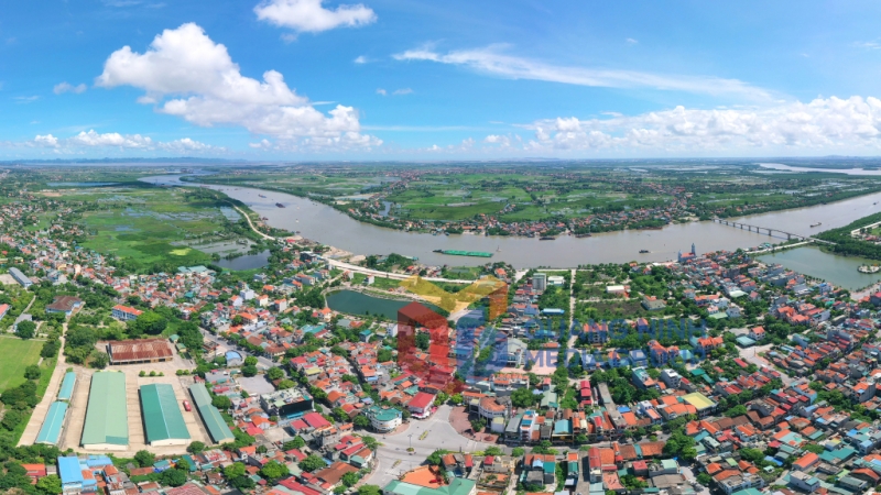 TX Quảng Yên nằm bên bờ sông Chanh (4-2022). Ảnh: Đỗ Giang