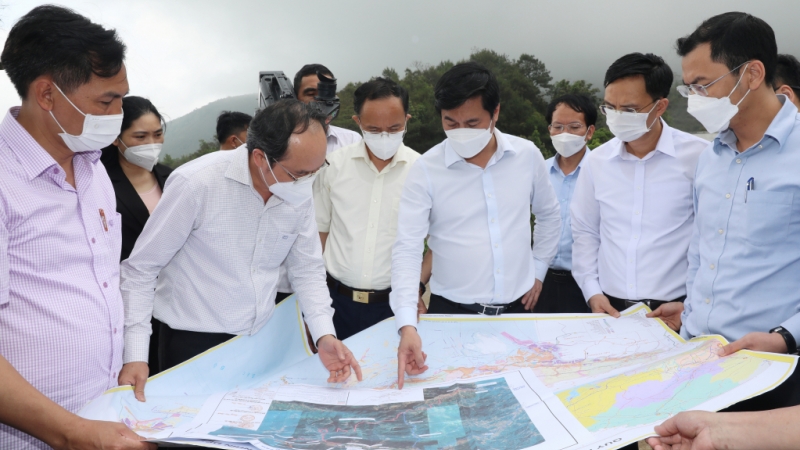 Chủ tịch UBND tỉnh Nguyễn Tường Văn kiểm tra công tác quy hoạch của huyện Bình Liêu (4-2022). Ảnh: Đỗ Phương