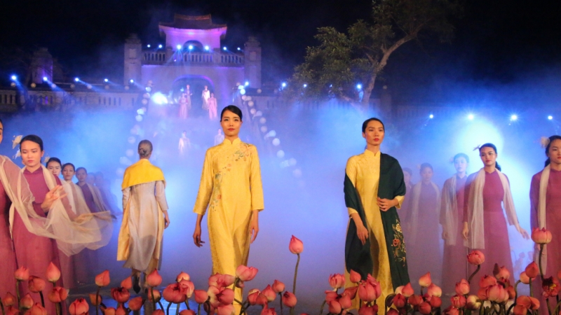 Sự kết hợp hài hòa của ánh sáng, âm nhạc trong không gian thiên nhiên, văn hóa đặc sắc của Yên Tử đã tạo nên một đêm trình diễn áo dài nghệ thuật đầy hấp dẫn tại Festival áo dài Quảng Ninh 2022.
