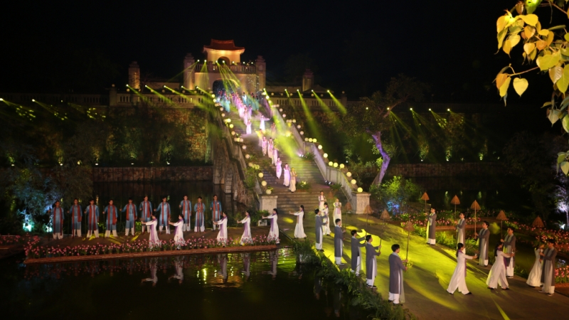 Hồ Ngoạn Nguyệt thuộc Trung tâm Văn hóa Trúc Lâm Yên Tử được lựa chọn là sân khấu thực cảnh cho sự kiện Festival áo dài Quảng Ninh 2022.
