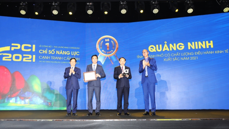 Lãnh đạo tỉnh Quảng Ninh nhận cúp quán quân PCI 2021 (4-2022). Ảnh: Đỗ Phương