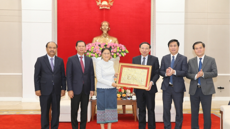 Bí thư Tỉnh ủy tặng Phó Chủ tịch nước CHDCND Lào bức tranh vịnh Hạ Long (4-2022). Ảnh: Đỗ Phương