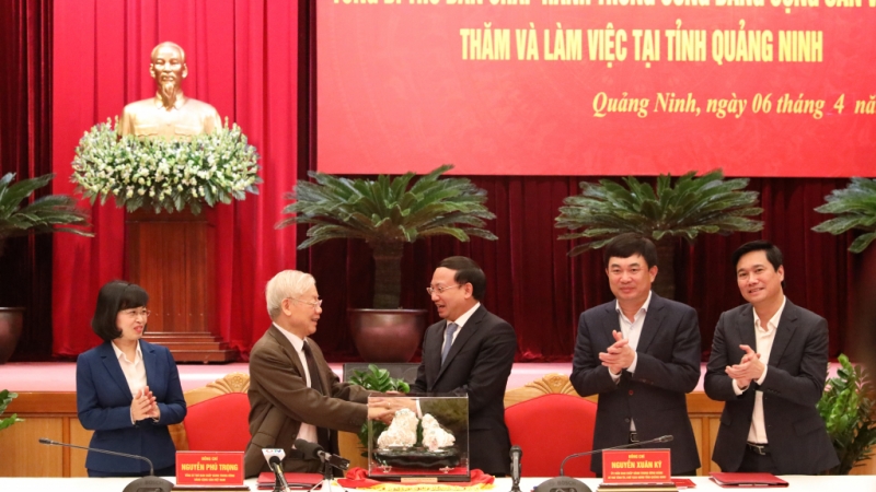 Lãnh đạo tỉnh Quảng Ninh tặng quà kỷ niệm cho Tổng Bí thư Nguyễn Phú Trọng (4-2022). Ảnh: Hùng Sơn