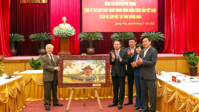 Tổng Bí thư Nguyễn Phú Trọng tặng quà cho tỉnh Quảng Ninh (4-2022). Ảnh: Hùng Sơn