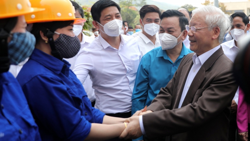 Tổng Bí thư Nguyễn Phú Trọng thăm hỏi thợ lò công ty Than Vàng Danh (4-2022). Ảnh: Đỗ Phương