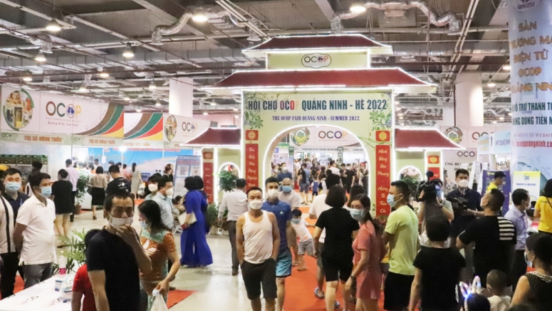 Người dân tới tham quan, mua sắm tại Hội chợ OCOP Quảng Ninh - Hè 2022 (4-2022). Ảnh: Minh Đức