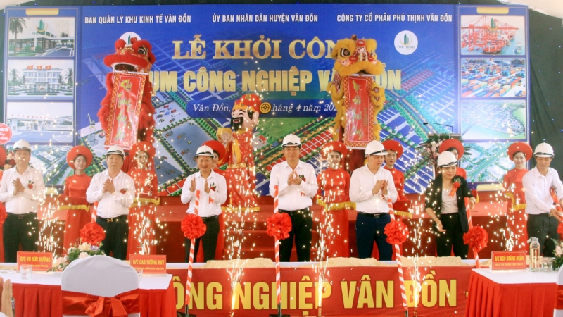 Các đại biểu thực hiện nghi lễ khởi công dự án Cụm công nghiệp Vân Đồn (4-2022). Ảnh: Mạnh Trường