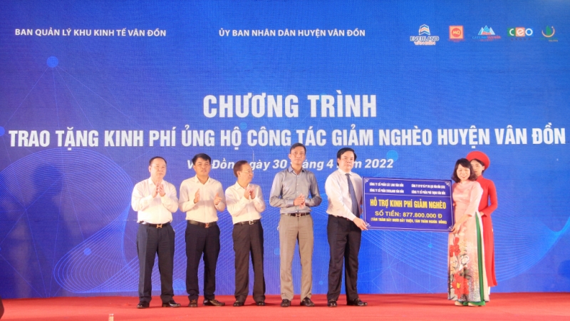 Các nhà đầu tư hỗ trợ kinh phí ủng hộ các hộ nghèo trên địa bàn huyện Vân Đồn (4-2022). Ảnh: Mạnh Trường