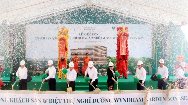 Các đại biểu thực hiện nghi lễ khởi công dự án khách sạn và biệt thự nghỉ dưỡng Wyndham garden Sonasea Vân Đồn (4-2022). Ảnh: Mạnh Trường