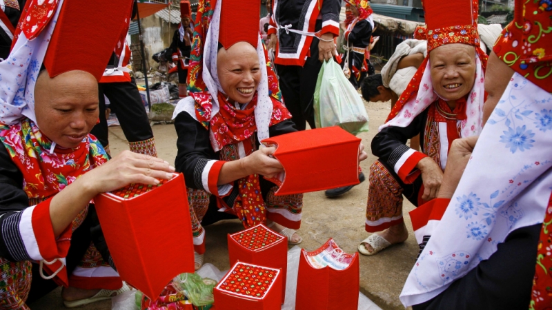Mua sắm trang phục truyền thống tại chợ Đồng Văn (6-2020). Ảnh: Hoàng Gái