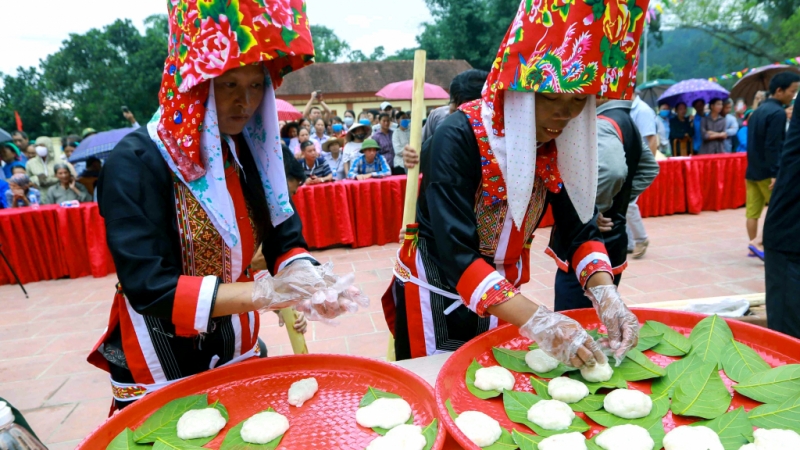 Phụ nữ Dao Thanh Phán trình bày sản phẩm bánh dày sau khi giã xong (6-2020). Ảnh: Nguyễn Văn Cường
