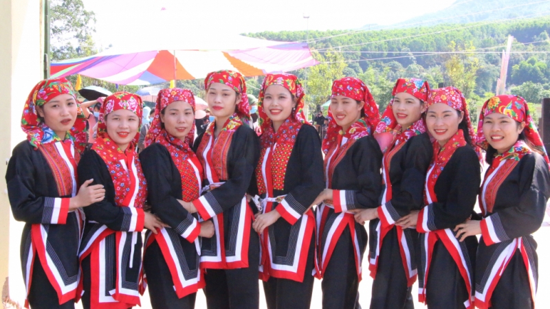 Chị em dân tộc Dao Thanh Phán trong những bộ trang phục đẹp nhất của Ngày hội Kiêng gió (5-2022). Ảnh: Nguyễn Dung