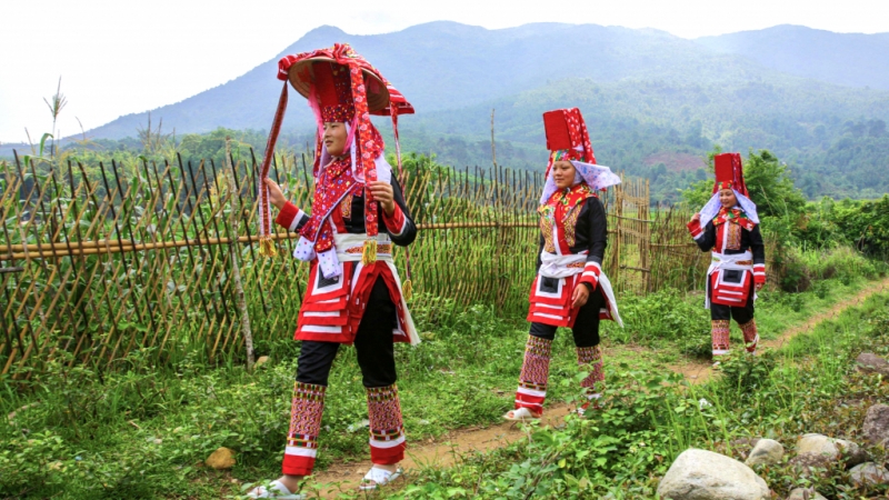 Chị em dân tộc Dao Thanh Phán đi hội “Kiêng gió” (6-2020). Ảnh: Dương Phượng Đại