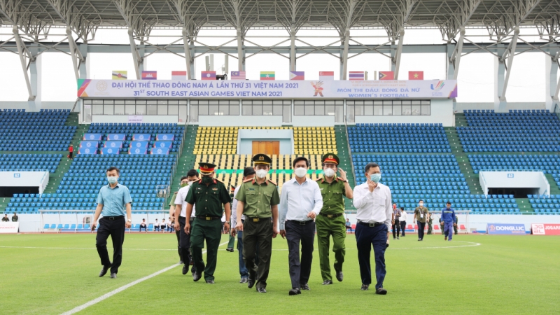 Chủ tịch UBND tỉnh Nguyễn Tường Văn kiểm tra công tác tổ chức tại Sân vận động Cẩm Phả (5-2022). Ảnh: Đỗ Phương