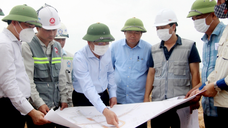 Đồng chí Bí thư Tỉnh ủy kiểm tra tiến độ thi công đường nối từ cao tốc Hạ Long -  Hải Phòng đến đường tỉnh 338 (giai đoạn 1) (5-2022). Ảnh: Thu Chung