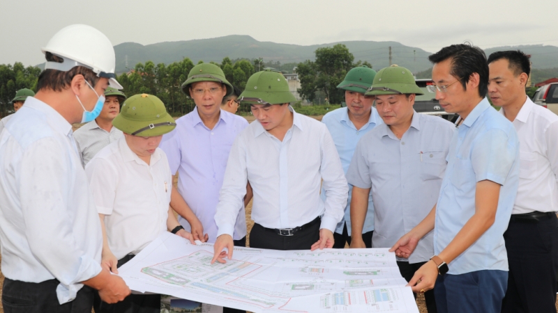 Chủ tịch UBND tỉnh Nguyễn Tường Văn kiểm tra quy hoạch Tổ hợp cảng biển và KCN Đầm Nhà Mạc (5-2022). Ảnh: Đỗ Phương