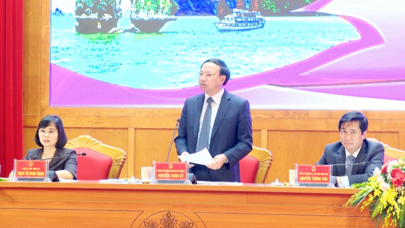 Các đồng chí lãnh đạo tỉnh lắng nghe và giải đáp các kiến nghị, đề xuất của doanh nghiệp nêu ra tại hội nghị (5-2022). Ảnh: Thu Chung