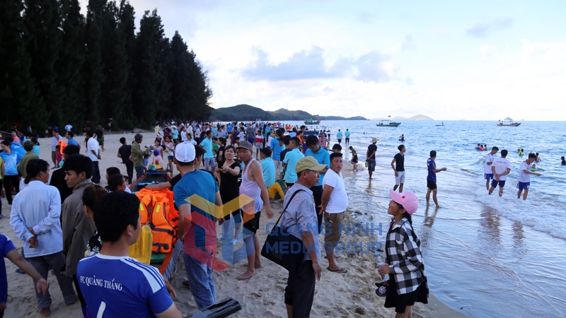 Người dân tới du lịch tại xã đảo Cái Chiên (6-2017). Ảnh: Thái Cảnh