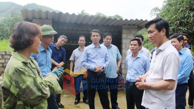 Đồng chí Chủ tịch UBND tỉnh cùng đoàn công tác thăm mô hình kinh tế tổng hợp của gia đình anh Nguyễn Văn Trọng, thôn Làng Mô, xã Đồn Đạc (5-2022). Ảnh: Thu Chung