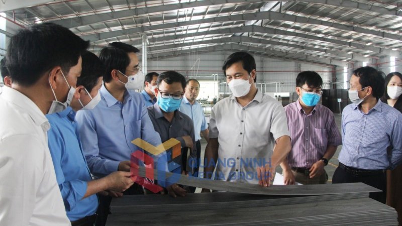 Chủ tịch UBND tỉnh kiểm tra tại các nhà máy trong Cụm Công nghiệp Nam Sơn (5-2022). Ảnh: Thu Chung