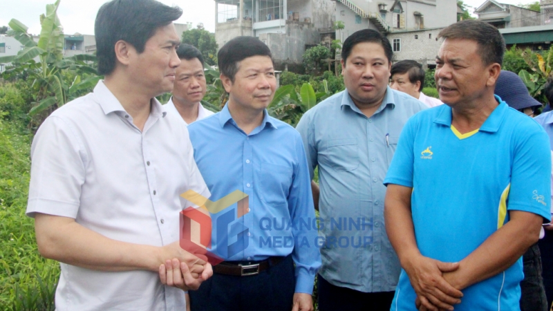 Chủ tịch UBND tỉnh trò chuyện với người dân thôn Tân Tiến, xã Đồn Đạc (5-2022). Ảnh: Thu Chung