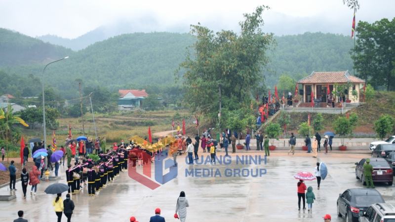 Quang cảnh lễ hội ở miếu Bàn Vương và nhà Truyền thống cộng đồng người Dao khu vực liền kề (5-2022). Ảnh: Công Thành