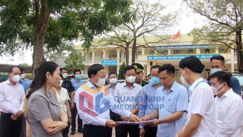 Đồng chí Nguyễn Xuân Ký, Ủy viên Trung ương Đảng, Bí thư Tỉnh ủy, Chủ tịch HĐND tỉnh, cùng đoàn công tác kiểm tra tại Trường THCS&THPT Hoành Mô.
