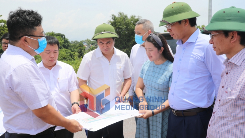 Chủ tịch UBND tỉnh Nguyễn Tường Văn kiểm tra quy hoạch khu nhà ở công nhân và khu đô thị phụ trợ (6-2022). Ảnh: Đỗ Phương