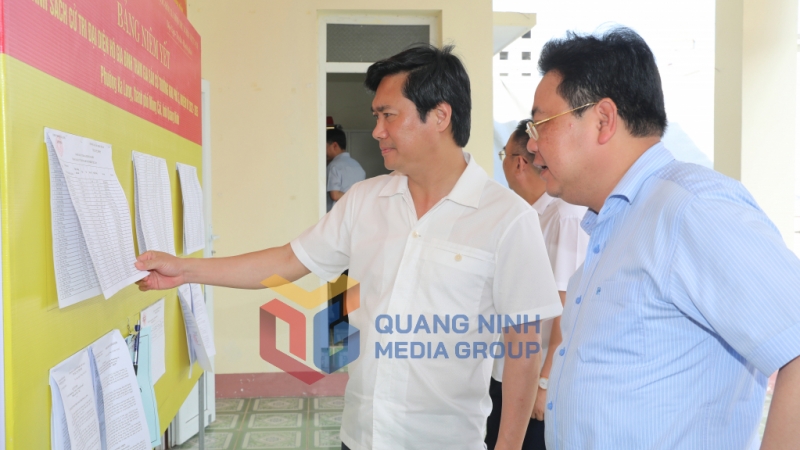 Chủ tịch UBND tỉnh kiểm tra công tác bầu cử tại Khu 3, Phường Ka Long (6-2022). Ảnh: Đỗ Phương
