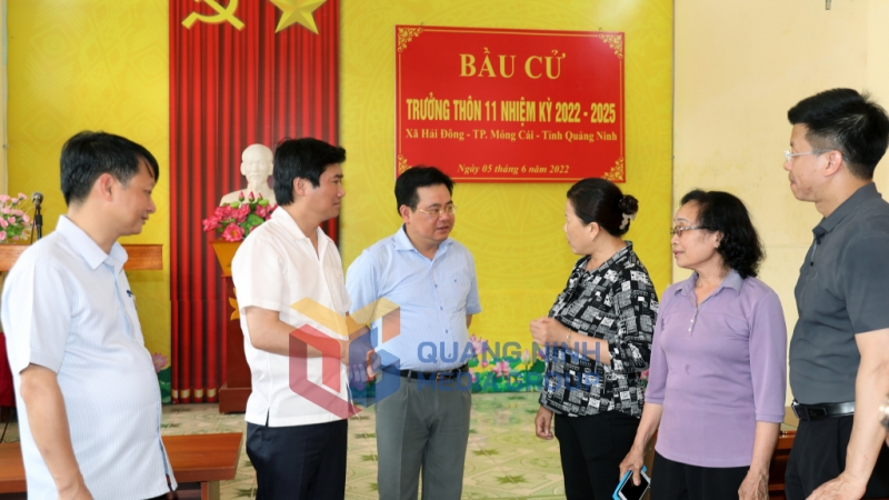 Chủ tịch UBND tỉnh Nguyễn Tường Văn trò chuyện với nhân dân tại điểm bầu cử xã Hải Đông, TP Móng Cái (6-2022). Ảnh: Đỗ Phương