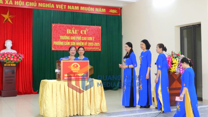 Các nữ cử tri khu phố Cao Sơn 2, phường Cẩm Sơn, TP Cẩm Phả trong đồng phục áo dài đi bỏ phiếu bầu trưởng khu.
