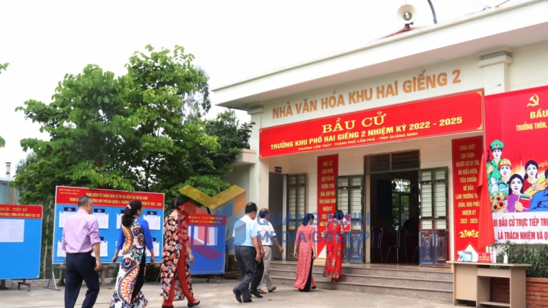 Cử tri khu Hai Giếng 2, phường Cẩm Thủy, TP Cẩm Phả, nô nức đến khu vực bỏ phiếu.