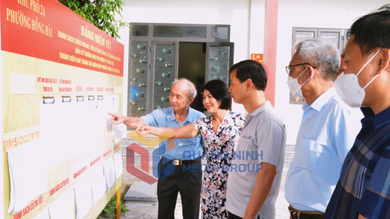 Cử tri khu phố 2B, phường Hồng Hải, TP Hạ Long, tìm hiểu thể lệ bầu cử.