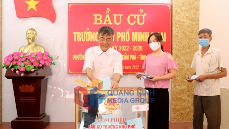 Cử tri khu phố Minh Khai, phường Cẩm Tây, TP Cẩm Phả, nô nức đi bỏ phiếu bầu trưởng khu nhiệm kỳ mới.