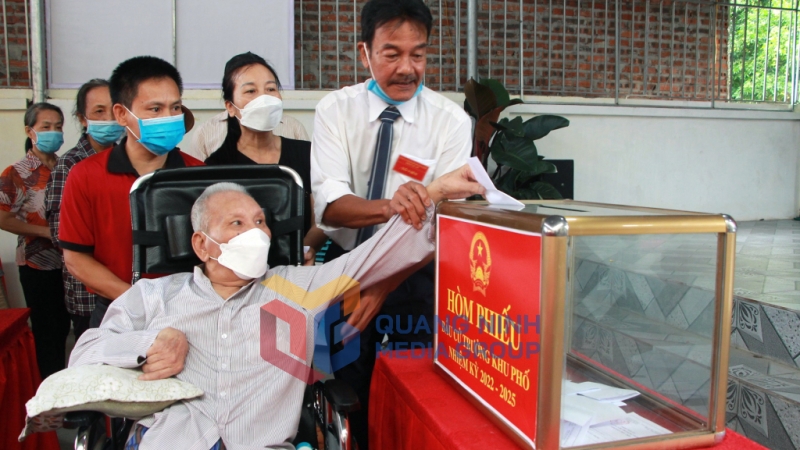 Cử tri khu Rặng Thông, phường Quảng Yên, TX Quảng Yên dù sức khỏe yếu nhưng vẫn đến tận nhà văn hóa khu để bỏ phiếu bầu cử.