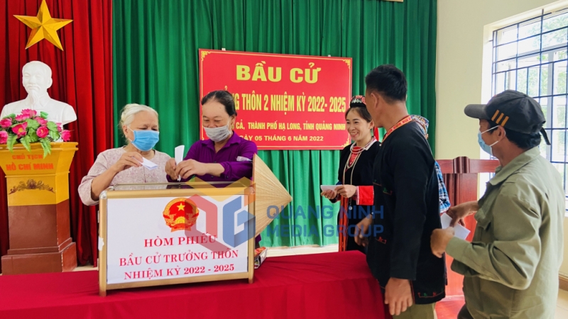 Cử tri thôn 2, xã Bằng Cả, TP Hạ Long, bỏ phiếu bầu trưởng thôn nhiệm kỳ mới.