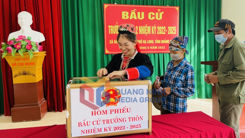 Cử tri thôn 2, xã Bằng Cả, TP Hạ Long, phấn khởi bỏ phiếu bầu trưởng thôn.