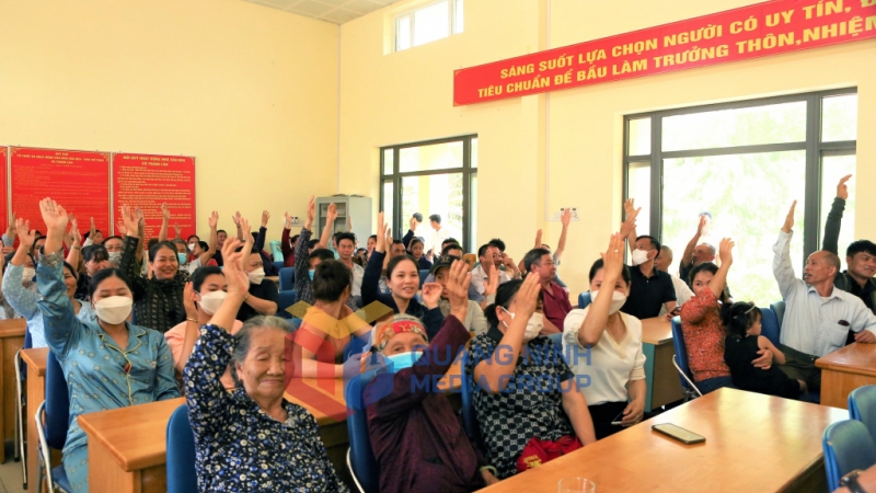 Cử tri thôn 2, xã Thanh Lân, huyện Cô Tô, hân hoan, đồng thuận biểu quyết bầu ra trưởng thôn nhiệm kỳ mới.