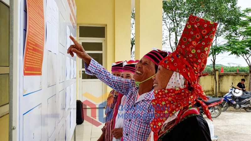 Cử tri thôn 4, xã Quảng Sơn, huyện Hải Hà, xem bảng niêm yết danh sách cử tri.