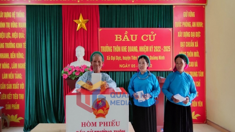 Cử tri thôn Khe Quang, xã Đại Dực, huyện Tiên Yên phấn khởi, nỗ nức bỏ phiếu bầu ra trưởng thôn nhiệt tình, uy tín, trách nhiệm.