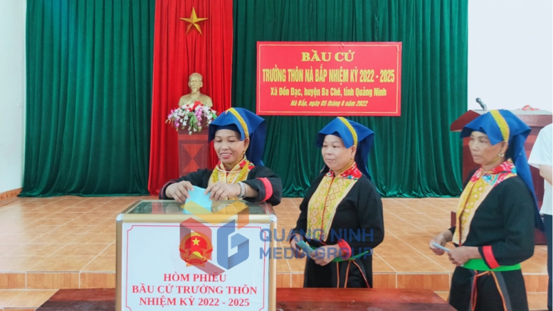 Cử tri thôn Nà Bắp, xã Đồn Đạc, huyện Ba Chẽ bỏ lá phiếu bầu ra trưởng thôn nhiệm kỳ 2022-2025.