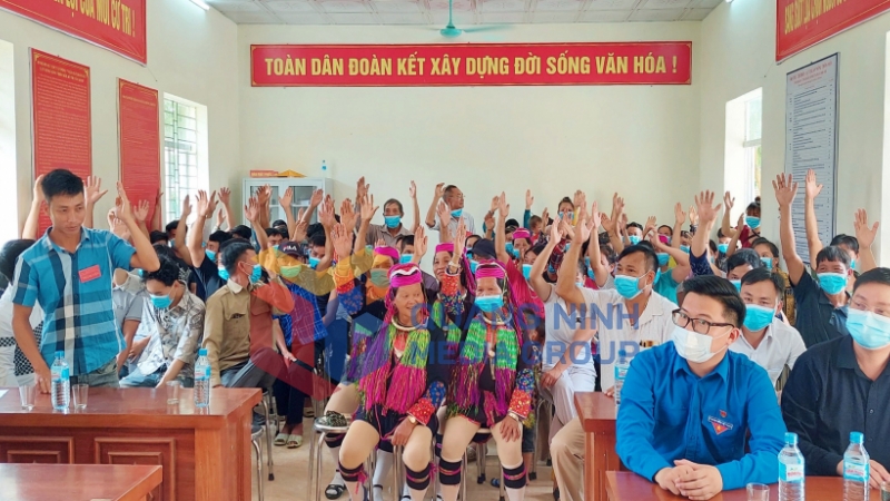 Cử tri thôn Pẹc Nả, xã Bắc Sơn, TP Móng Cái, biểu quyết đồng ý bầu trưởng thôn.