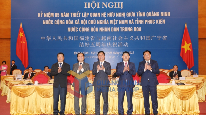 Đồng chí Nguyễn Tường Văn, Chủ tịch UBND tỉnh cùng các đồng chí đoàn đại biểu tỉnh Quảng Ninh thống nhất nội dung hợp tác (6-2022). Ảnh: Đỗ Phương