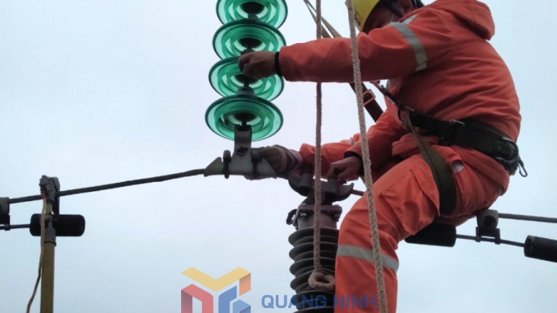 Công nhân Điện lực Quảng Ninh xử lý các khiếm khuyết trên đường dây 110kV (6-2022). Ảnh: Nguyễn Thanh